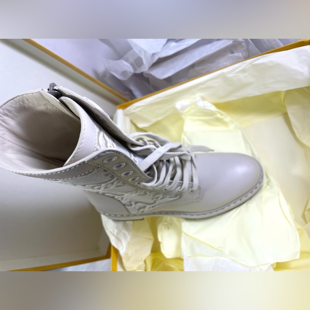 Fendi Karligraphy Cream Combat Boots. NWB.Minor Flaws. - Picture 4 of 17